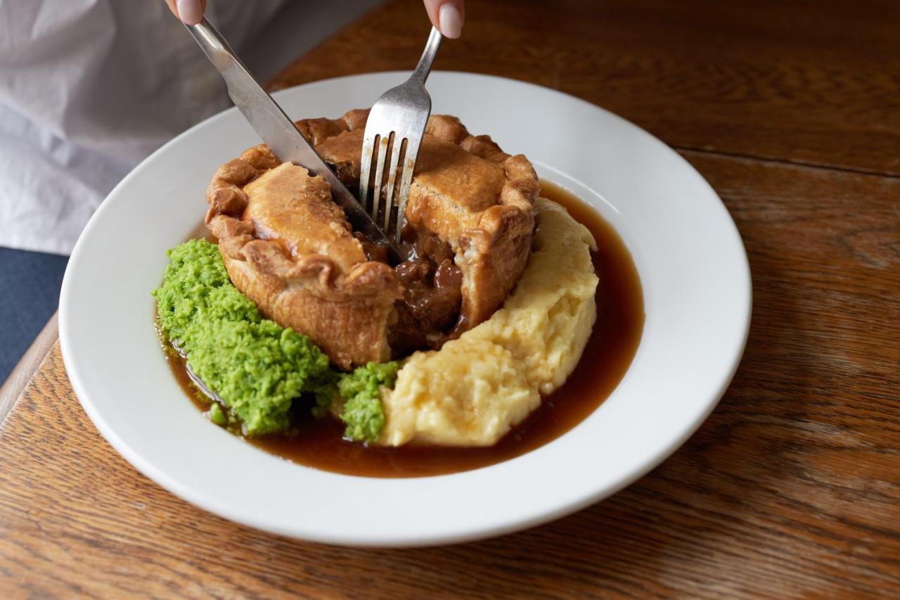 The Dog & Gun Inn Netheravon Dış mekan fotoğraf