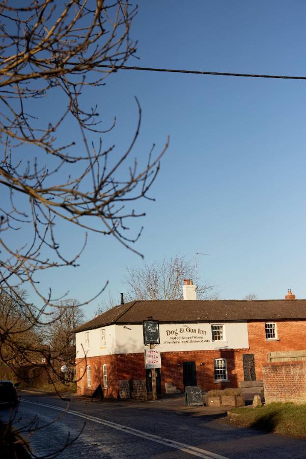 The Dog & Gun Inn Netheravon Dış mekan fotoğraf
